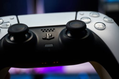 Sony PlayStation 5. Yeni nesil oyun bilgisayarı. PS5 denetleyici