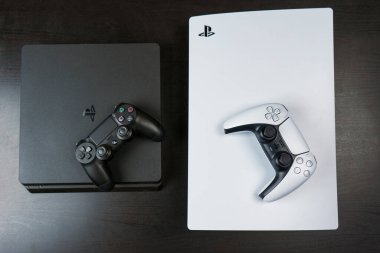 Sony PlayStation 5. Yeni nesil oyun bilgisayarı. Old Sony PlayStation 4 ve Sony PlayStation 5