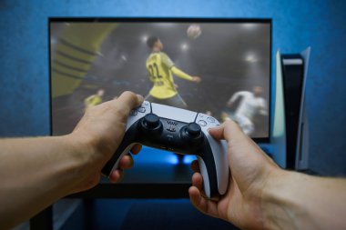 Yeni nesil Sony Playstation 5 video konsolunda FIFA 2021 futbol video oyunu. Bakış açısı.