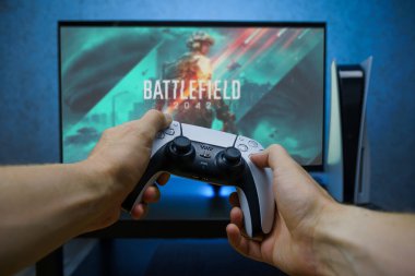 Yeni nesil Sony Playstation 5 video konsolunda Battlefield 2042 video oyunu. Bakış açısı.
