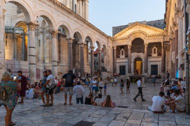 Split, Dalmaçya 'nın Split-Dalmaçya İlçesi ve Adriyatik Hırvatistan' ın başkenti ve en büyük şehridir.