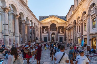 Split, Dalmaçya 'nın Split-Dalmaçya İlçesi ve Adriyatik Hırvatistan' ın başkenti ve en büyük şehridir.