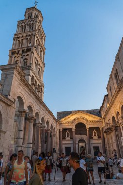 Split, Dalmaçya 'nın Split-Dalmaçya İlçesi ve Adriyatik Hırvatistan' ın başkenti ve en büyük şehridir.