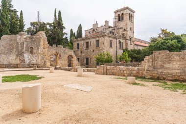 Dubrovnik, Hırvatistan 'ın Adriyatik Denizi kıyısında bir kenttir. Game of Thones dizisinden Kings 'in inişi olarak biliniyor..