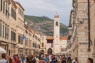 Dubrovnik, Hırvatistan 'ın Adriyatik Denizi kıyısında bir kenttir. Game of Thones dizisinden Kings 'in inişi olarak biliniyor..