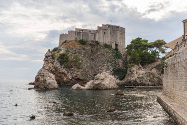 Dubrovnik, Hırvatistan 'ın Adriyatik Denizi kıyısında bir kenttir. Game of Thones dizisinden Kings 'in inişi olarak biliniyor..