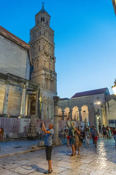 Split, Dalmaçya 'nın Split-Dalmaçya İlçesi ve Adriyatik Hırvatistan' ın başkenti ve en büyük şehridir.