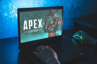 Apex Legends, serbest dövüş kraliyet kahramanı nişancılığı oyunudur. Bilgisayar oyunu. Adam dizüstü bilgisayarda video oyunu oynuyor