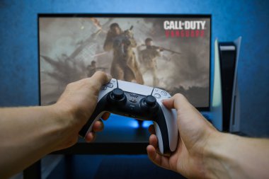 Call of Duty: Vanguard birinci şahıs nişancı video oyunu. Playstation 5 ile video oyunu oynayan adam