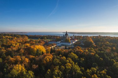Pazaislis Manastırı ve kilisesinin renkli sonbahar ormanı ve gün doğumunda Kaunas Barajı ile çevrili insansız hava aracı görüntüleri. Yüksek kalite fotoğraf