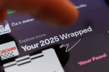 Akıllı telefon ekranında 2025 paketlenmiş müzik özeti uygulamanız gösteriliyor. Yüksek kalite fotoğraf