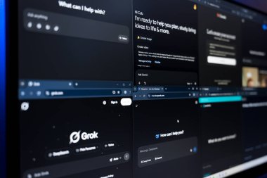 Ekranda ChatGPT, Gemini, Claude, Meta AI, Grok, DeepSeek, Perplexity ve Copilot olmak üzere sekiz ana AI sohbet robotu arayüzü görülüyor. Yüksek kalite fotoğraf