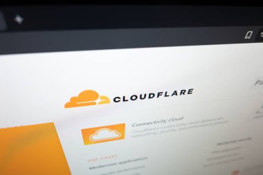 Bir bilgisayar ekranında gösterilen Cloudflare logosu ve web sitesi arayüzü. Yüksek kalite fotoğraf