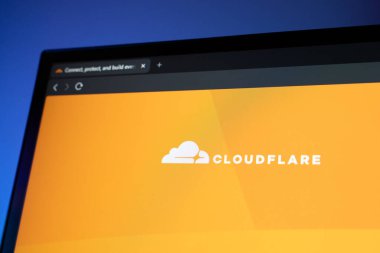 Cloudflare logosu ve bağlantı bulutu ana sayfası modern bir bilgisayar ekranında gösteriliyor. Yüksek kalite fotoğraf