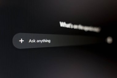 Herhangi bir şeye sor yapay zeka arama çubuğu ve modern dijital arayüzde giriş alanı. Yüksek kalite fotoğraf