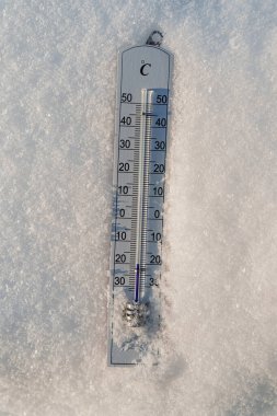Açık hava termometresi beyaz kara yerleştirilmiş. Donma sıcaklığı eksi 20 derece. Yüksek kalite fotoğraf