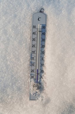 Açık hava termometresi beyaz kara yerleştirilmiş. Donma sıcaklığı eksi 15 derece. Yüksek kalite fotoğraf