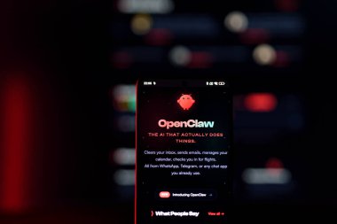 OpenClaw için web sayfası, bir yapay zeka asistanı aracı, koyu arkaplanda kırmızı robot maskotu var. Yüksek kalite fotoğraf