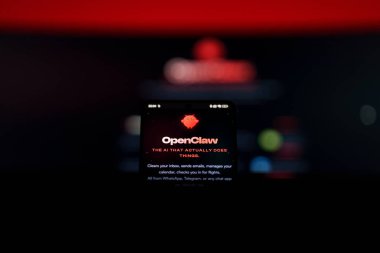 OpenClaw için web sayfası, bir yapay zeka asistanı aracı, koyu arkaplanda kırmızı robot maskotu var. Yüksek kalite fotoğraf