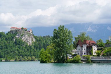 Slovenya 'nın göl kenarındaki tarihi villalarıyla Bled Gölü üzerindeki Bled Castle' ın manzarası. Yüksek kalite fotoğraf