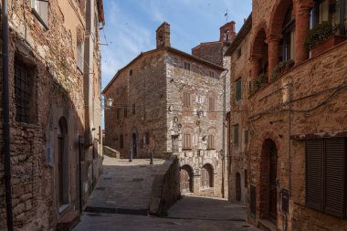 Campiglia Marittima 'daki dar eski cadde, Tuscany, İtalya' da tarihi mimarisi ve taş binaları olan büyüleyici bir ortaçağ köyü. 12 Haziran 2025