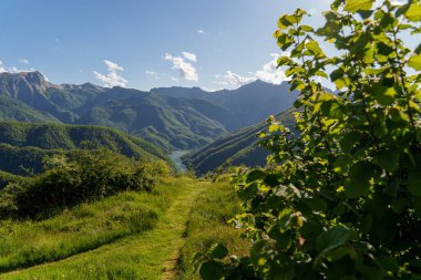 İtalya 'nın Toskana bölgesindeki ApuAlps Bölgesel Doğal Parkı' ndaki yeşil tepelerden geçen Dağ Gölü. Huzurlu yaz doğa manzarası. Yüksek kalite fotoğraf