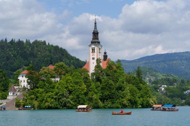 Varsayım Kilisesi ile Bled Gölü, Slovenya 'nın en iyi seyahat noktası. Yüksek kalite fotoğraf