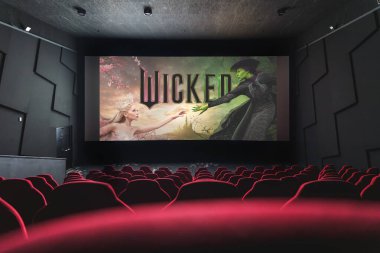 Ekranda Wicked müzik afişi olan bir sinema. Broadway şovu, eğlence, sahne sanatları konseptleri. 13 Şubat 2025