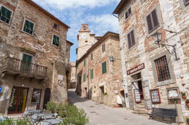 Campiglia Marittima 'daki eski kare ve saat kulesi. İtalya, Toskana' da tarihi bir köy. Taş evleri ve restoranları var. 12 Haziran 2025