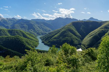 İtalya 'nın Toskana bölgesindeki ApuAlps Bölgesel Doğal Parkı' ndaki yeşil tepelerden geçen Dağ Gölü. Huzurlu yaz doğa manzarası. Yüksek kalite fotoğraf