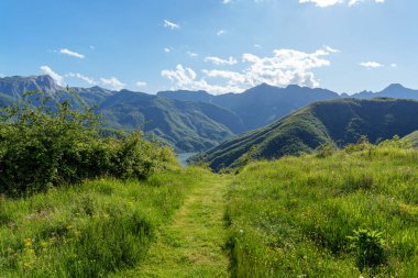 İtalya 'nın Toskana bölgesindeki ApuAlps Bölgesel Doğal Parkı' ndaki yeşil tepelerden geçen Dağ Gölü. Huzurlu yaz doğa manzarası. Yüksek kalite fotoğraf