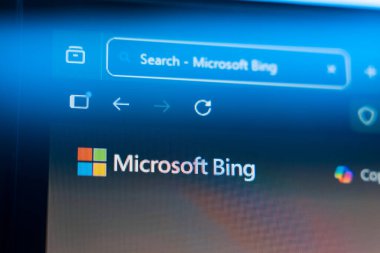 Microsoft Bing arama motoru anasayfası resmi logo, tarayıcı sekmesi ve navigasyon simgeleriyle bir bilgisayar ekranında görüntülenerek web araması, bilgi alma ve dijital teknolojiyi temsil etmektedir. Yüksek kalite fotoğraf