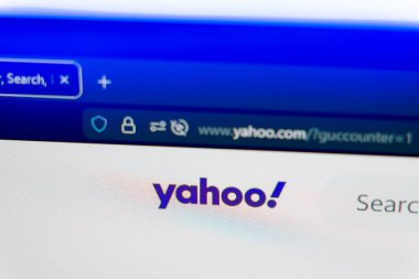 Yahoo ana sayfası resmi logo, arama çubuğu ve güvenli tarayıcı adres çubuğu ile birlikte bir bilgisayar ekranında görüntülendi, küresel haberleri, web arama servislerini ve dijital medya portalını temsil ediyor. Yüksek kalite fotoğraf