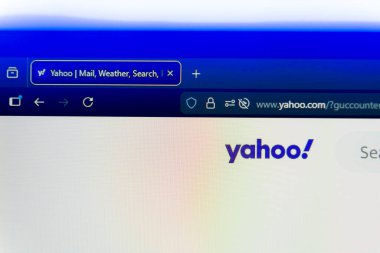 Yahoo ana sayfası resmi logo, arama çubuğu ve güvenli tarayıcı adres çubuğu ile birlikte bir bilgisayar ekranında görüntülendi, küresel haberleri, web arama servislerini ve dijital medya portalını temsil ediyor. Yüksek kalite fotoğraf