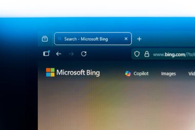 Microsoft Bing arama motoru anasayfası resmi logo, tarayıcı sekmesi ve navigasyon simgeleriyle bir bilgisayar ekranında görüntülenerek web araması, bilgi alma ve dijital teknolojiyi temsil etmektedir. Yüksek kalite fotoğraf