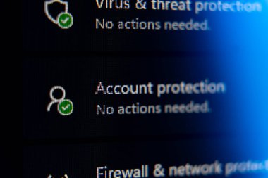 Güvenli kullanıcı profili ve kimlik yönetimini temsil eden herhangi bir eyleme gerek duymadan, yeşil işaretli simgeye sahip dijital bir ekranda hesap koruma ayarlarının kapatılması. Yüksek kalite fotoğraf