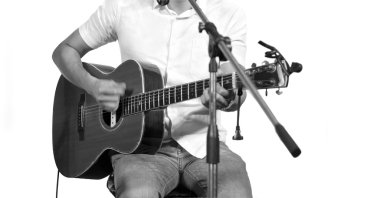  gitarist Sahne Alanı'nda üzerinde beyaz arka plan, yumuşak izole ve bulanıklık 