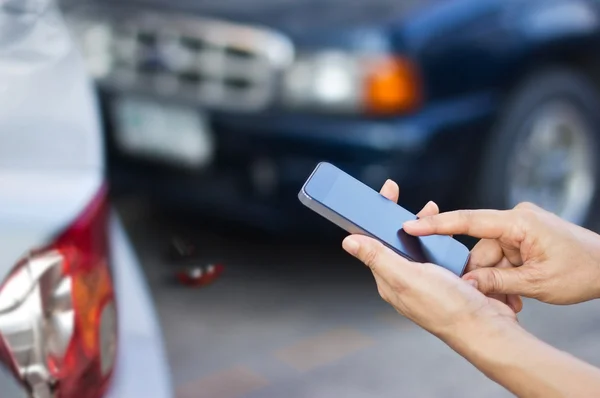 Vrouw met behulp van slimme telefoon langs weg na auto-ongeluk — Stockfoto