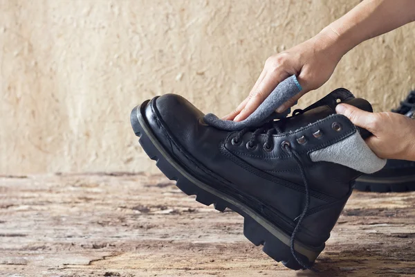 Ahşap arka plan üzerinde ayakkabı Temizleme — Stok fotoğraf
