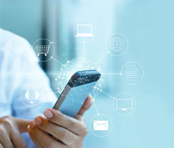 Mobil ödeme kullanarak, daire küresel ve simge custome tutan adam