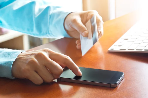 Mobile payments, using smartphone and credit card — Stock Photo, Image