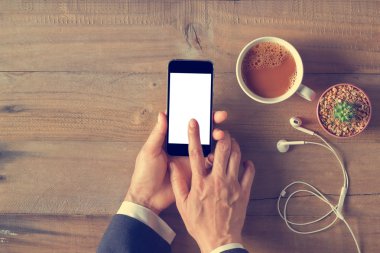 El telefon beyaz perde ahşap arka plan üzerinde üstten görünüm kullanma