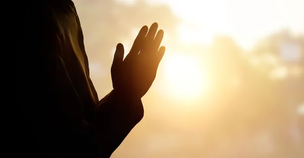 Mensen respecteren en bidden op natuur achtergrond — Stockfoto