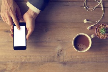 El telefon beyaz perde ahşap arka plan üzerinde üstten görünüm kullanma