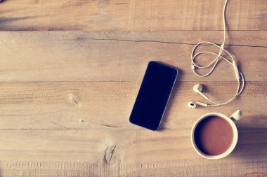 Kahve, cep telefonu ahşap arka plan üzerinde Üstten Görünüm