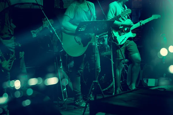 Guitarristas no palco para fundo, embaçamento e conceito suave — Fotografia de Stock