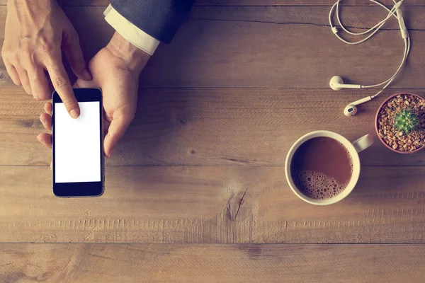 El telefon beyaz perde ahşap arka plan üzerinde üstten görünüm kullanma