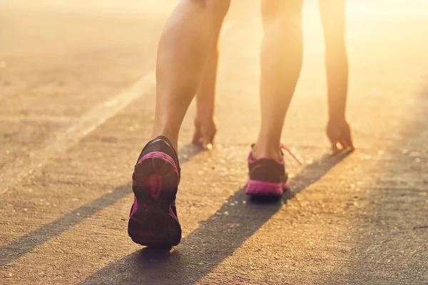 kadın hazır başlangıç sabah koşu bandı üzerinde çalışan