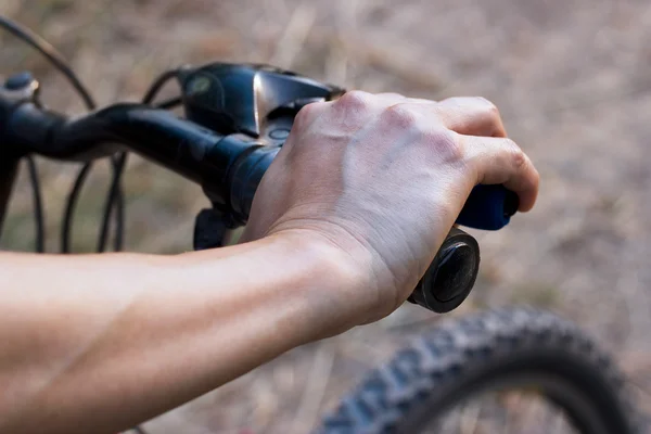 Manubrio a mano di bicicletta su sfondo natura — Foto Stock