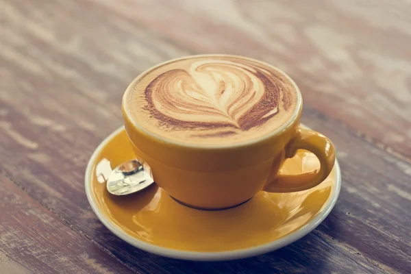Tazza di caffè su sfondo di legno, tono di colore Vintage — Foto Stock